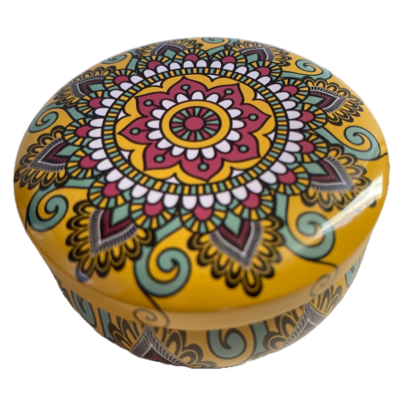 Lumanare parfumata in cutie de metal rotund, culori diferite