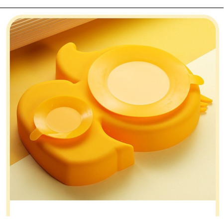 Set diversificare bebelusi Cyrax, din silicon, 20 x 17.5 cm, 1 farfurie compartimentata in forma de rata, lingurita si furculita, pai, perie pai, fara alergeni, ventuza fixare,  forma creativa,  galben
