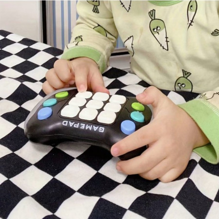 Jucarie Interactiva Cyrax, Tip Consola Pop It, 6 butoane functionale, 5 Moduri de Joc, 600 Niveluri, +3 ani, Gri/Negru