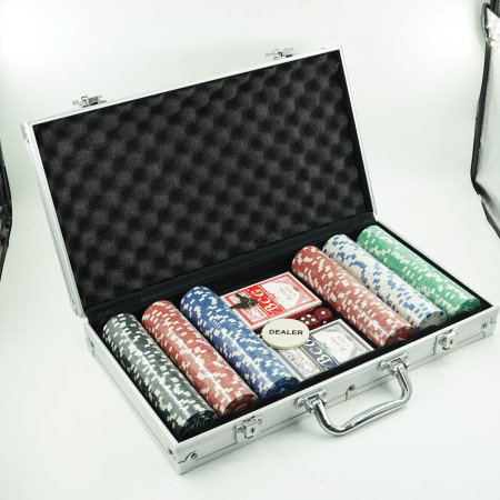Set de Poker Complex cu 300 de jetoane Cyrax, Include 2 seturi de carti, 5 zaruri, Echipat cu servieta de aluminiu cu dimensiunile 39x7x27 cm