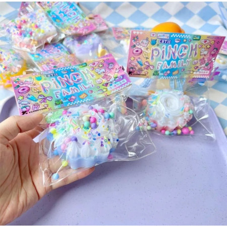 Jucarie Antistres Squishy, Cyrax, cu Revenire Lenta, Squeeze Pinch Family, Model Prajitura, 8x8 cm, 90g, Ambalaj Transparent, Multicolor