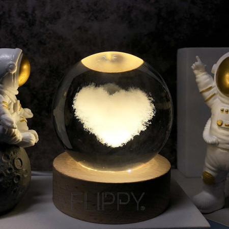 Lampa LED Decorativa,  Bila de Cristal cu Diametru 6cm, Model Inima 3D, Alimentare USB, Suport din Lemn, Lumina Alb Cald
