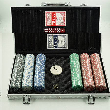 Set de Poker Complex cu 300 de jetoane Cyrax, Include 2 seturi de carti, 5 zaruri, Echipat cu servieta de aluminiu cu dimensiunile 39x7x27 cm