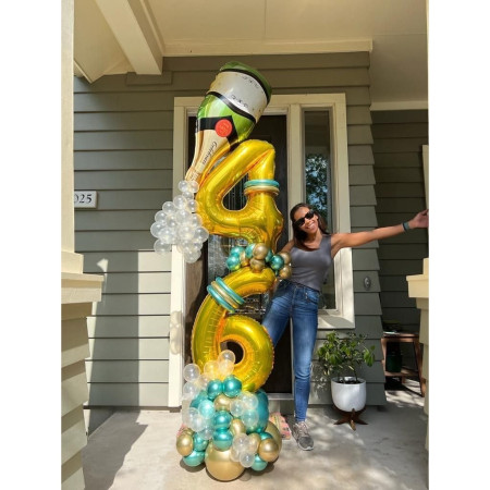 Balon din Folie Metalizata Cyrax, Figurina Cifra, Tema Aniversare 100 cm, Ambalaj Individual, Pai inclus, Umflare cu Aer sau Heliu, Auriu, Cifra 4