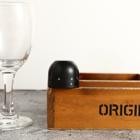 Capac de Etansare a Sticlei de Sampanie, Cyrax, Rotativ, On-Off, Silicon, Reutilizabil, Usor de Depozitat si Folosit, 3.9 x 3.9 x 3.3 cm, Negru