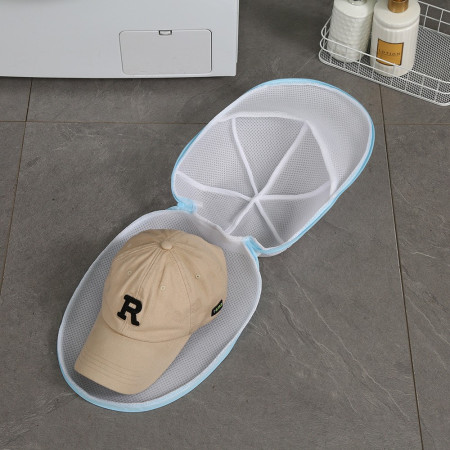 Husa de Spalare Sapca,  pentru Masina de Spalat, din Poliester, Circumferinta 53 cm, cu Fermoar, cu Suport Sapca, Alb/Albastru