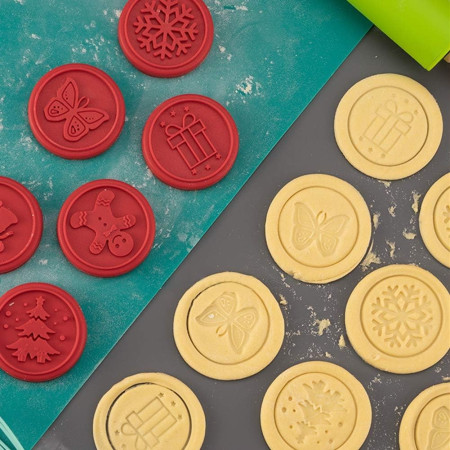 Set 6 stampile pentru prajituri Cyrax, tematica de Craciun, din silicon alimentar non-toxic, taietor aluat inclus, 6 cm,  maner din plastic, compact, usor de depozitat,