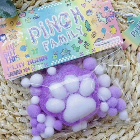 Jucarie Antistres Squishy, Cyrax, cu Revenire Lenta, Squeeze Pinch Family, Model Labuta de Pisica Pufoasa, 6x6 cm, 72g, Ambalaj Transparent, Mov-Alb