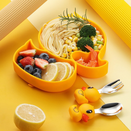 Set diversificare bebelusi Cyrax, din silicon, 20 x 17.5 cm, 1 farfurie compartimentata in forma de rata, lingurita si furculita, pai, perie pai, fara alergeni, ventuza fixare,  forma creativa,  galben