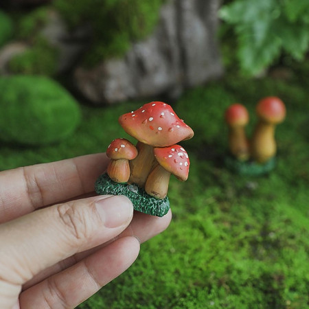 Decoratiune Ornament pentru Ghiveci,  Decoratiune pentru Gradina, Model 1 Ciuperci Rosii cu Buline Albe, 3.1 x 4 cm, Rosu