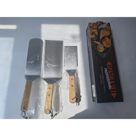 Set 3 spatule pentru gratar Cyrax, din metal, margini subtiri, suprafata antiaderenta, rezistente la temperaturi ridicate, maner ergonomic din lemn, 3 forme, agatatoare, gri