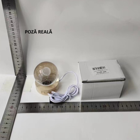 Lampa LED Decorativa,  cu Bila de Cristal cu Diametru 6cm, Model Astronaut pe Scara catre Luna 3D, Alimentare USB, Suport din Lemn, Lumina Alb Cald