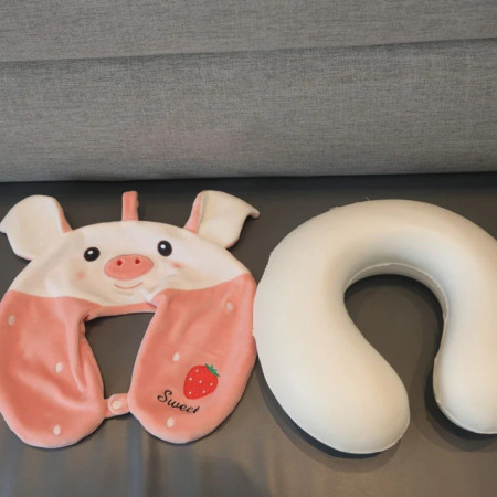 Perna de Calatorie in Forma de U,  Pentru Gat si Cap, Umplutura din Spuma cu Memorie, 30x30 cm, Model Purcelus, Accesoriu de Voiaj, Birou, Masina, Sistem Prindere Capse, Alb-Roz