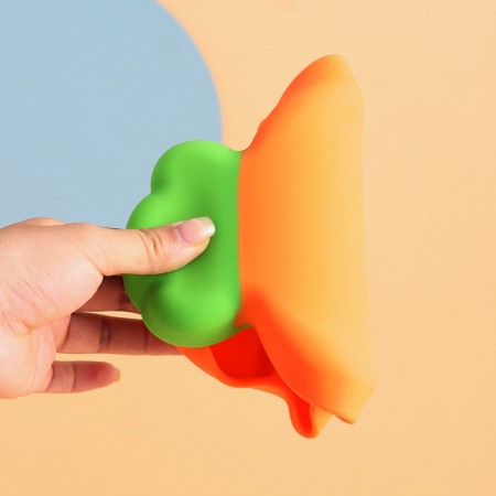 Set diversificare bebelusi Cyrax, din silicon, 23.5 x 12.5 cm, 1 farfurie compartimentata in forma de morcov, lingurita si furculita, pai, perie pai, fara alergeni, ventuza fixare,  forma creativa,  portocaliu