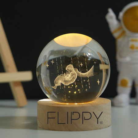 Lampa LED Decorativa,  cu Bila de Cristal cu Diametru 6cm, Model Micul Print 3D, Alimentare USB, Suport din Lemn, Lumina Alb Cald