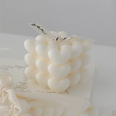 Lumanare Parfumata Decorativa,  Model Abstract Cub din Inimioare, Lumanare pentru Diferite Ocazii, 6 x 5.5 cm, Aroma de Frezie, Alb