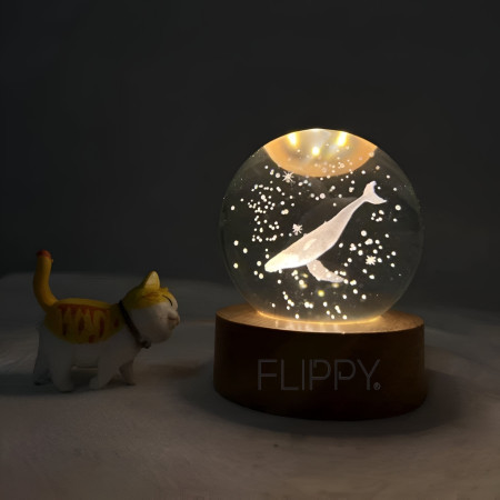 Lampa LED Decorativa,  cu Bila de Cristal cu Diametru 6cm, Model Balena 3D, Alimentare USB, Suport din Lemn, Lumina Alb Cald