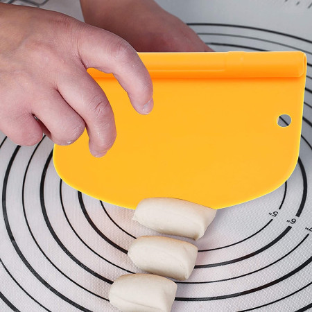 Taietor aluat 15 x 10.5 cm Cyrax, 2 in 1, lama otel inoxidabil, maner din ABS, gradat, paleta plastic, galben