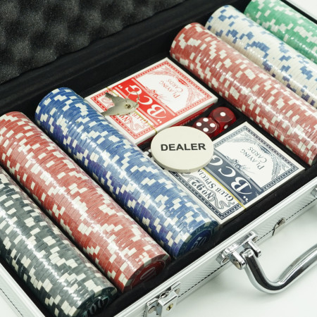 Set de Poker Complex cu 300 de jetoane Cyrax, Include 2 seturi de carti, 5 zaruri, Echipat cu servieta de aluminiu cu dimensiunile 39x7x27 cm