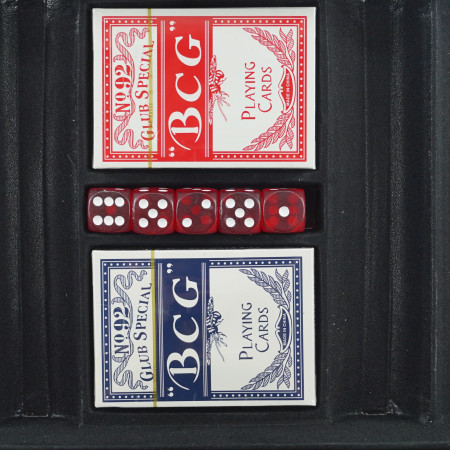 Set de Poker Complex cu 300 de jetoane Cyrax, Include 2 seturi de carti, 5 zaruri, Echipat cu servieta de aluminiu cu dimensiunile 39x7x27 cm