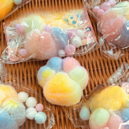 Jucarie Antistres Squishy, Cyrax, cu Revenire Lenta, Squeeze Pinch Family, Model Labuta de Pisica Pufoasa, 6x6 cm, 70g, Ambalaj Transparent, Multicolor