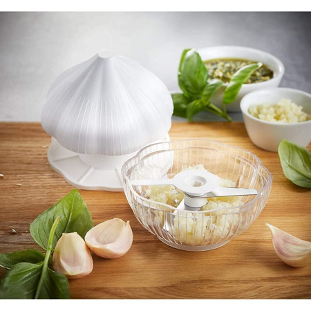 Cyrax Tocator manual pentru usturoi, in forma de usturoi, cutite rezistente, utilizare prin apasare, material ABS si inox, 9.5x9.5x9.3 cm, alb