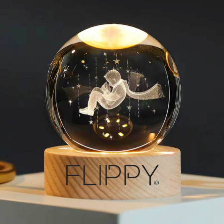 Lampa LED Decorativa,  cu Bila de Cristal cu Diametru 6cm, Model Micul Print 3D, Alimentare USB, Suport din Lemn, Lumina Alb Cald