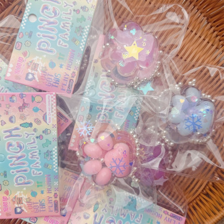 Jucarie Antistres Squishy, Cyrax, cu Revenire Lenta, Squeeze Pinch Family, Model Labuta de Pisica, 6x5.5 cm, 70g, Ambalaj Transparent, Roz-Transparent