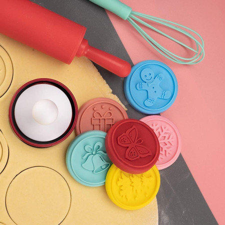 Set 6 stampile pentru prajituri Cyrax, tematica de Craciun, din silicon alimentar non-toxic, taietor aluat inclus, 6 cm,  maner din plastic, compact, usor de depozitat,
