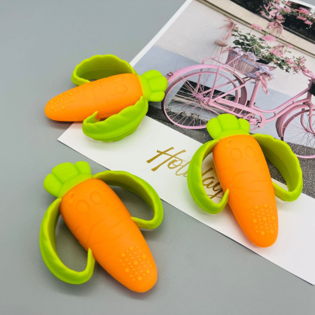 Jucarie dentitie bebelusi Cyrax, morcov, 10x7.5x2.8 cm, cu manere de prindere, material silicon non-toxic, fara miros, portocaliu