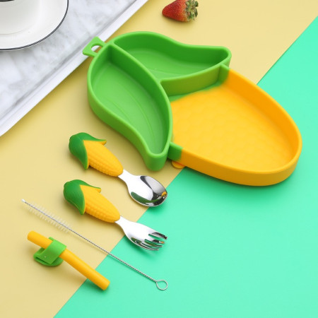 Set diversificare bebelusi Cyrax, din silicon, 23.5 x 12.5 cm, 1 farfurie compartimentata in forma de porumb, lingurita si furculita, pai, perie pai, fara alergeni, ventuza fixare,  forma creativa,  galben