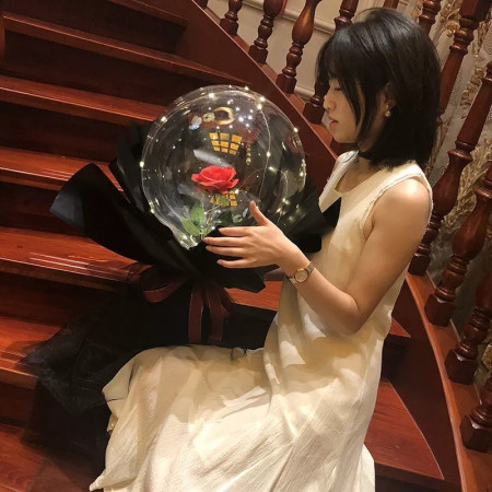 Buchet Decorativ, Cyrax, Trandafir in Balon cu Lumini Led, Diametru 35 cm, 2 x Baterii AA (neincluse), Rosu/Negru