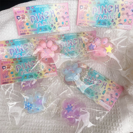 Jucarie Antistres Squishy, Cyrax, cu Revenire Lenta, Squeeze Pinch Family, Model Labuta de Pisica, 6x5.5 cm, 70g, Ambalaj Transparent, Roz-Transparent