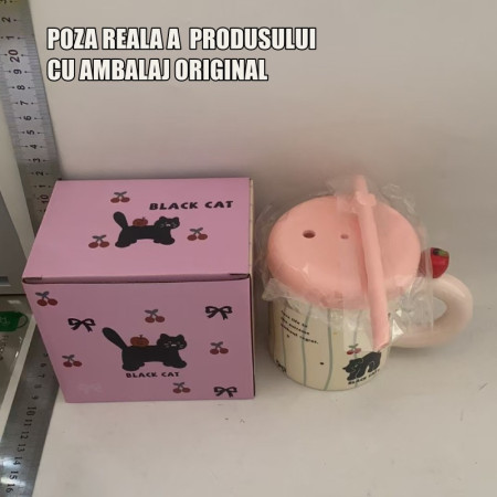 Cana din Ceramica cu Capac si Pai, Cyrax, Capacul si Paiul din Silicon Roz, 9x8.5 cm, Model Cute A, Capacitate 380ml