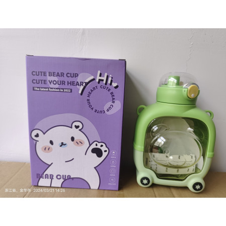 Sticla cu pai pentru copii, Cyrax, model ursulet, gradata, stickere aplicate, curea reglabila, din plastic rezistent la cadere, 1l, Verde, 20 x 13 cm