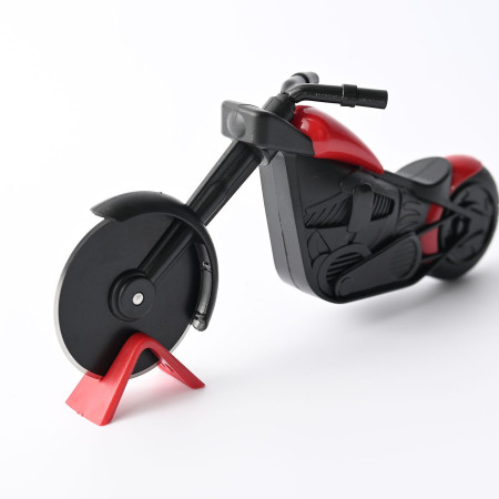 Cutit pizza creativ Cyrax, in forma de motocicleta, cu suport pentru cutit, 21.5 x 9.5 cm, otel/PP, negru