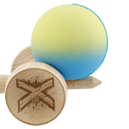 Kendama X Originala, Profesionala, Cyrax, Cupe Mari KING SIZE V3, Rubber Grip, Gaura in Baza, Rulment Metalic, din lemn 18 cm, Ata 62/65 cm, Gradient Galben/Albastru deschis