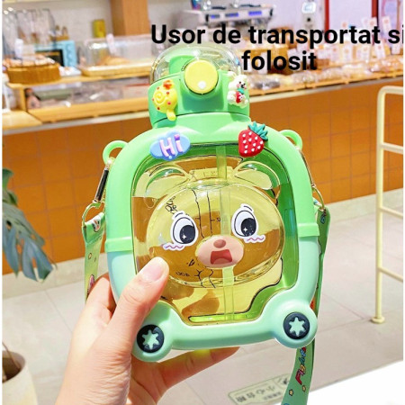 Sticla cu pai pentru copii, Cyrax, model ursulet, gradata, stickere aplicate, curea reglabila, din plastic rezistent la cadere, 1l, Verde, 20 x 13 cm