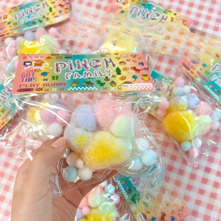 Jucarie Antistres Squishy, Cyrax, cu Revenire Lenta, Squeeze Pinch Family, Model Labuta de Pisica Pufoasa, 6x6 cm, 70g, Ambalaj Transparent, Multicolor