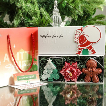 Lumanari Parfumate de Craciun,  GIFT BOX din 3 Lumanari din Ceara de Soia, Model C Brad, Floare, Om de Turta Dulce, 22.5 x 9.5 x 5 cm, Multicolor