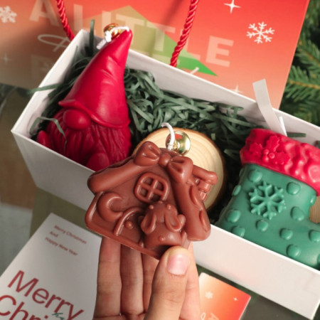 Lumanari Parfumate de Craciun,  GIFT BOX din 3 Lumanari din Ceara de Soia, Model B Pitic, Casuta, Ciorap, 22.5 x 9.5 x 9 cm, Multicolor