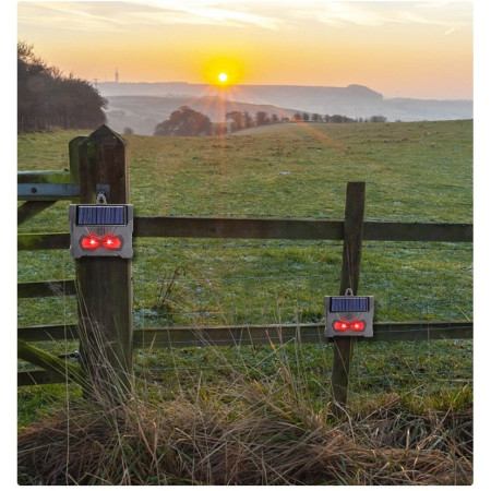 Set 2 Aparate Solare LED cu Ultrasunete,  Repelent pentru Animale Mari si Mici, Lumina Rosie si Alba, Anti Rozatoare, Anti Insecte, Frecventa 9-36KHZ, 10.2 x 10.6 x 2.8 cm, Negru