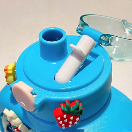 Sticla cu pai pentru copii, Cyrax, model ursulet, gradata, stickere aplicate, curea reglabila, din plastic rezistent la cadere, 1l, Albastru, 20 x 13 cm