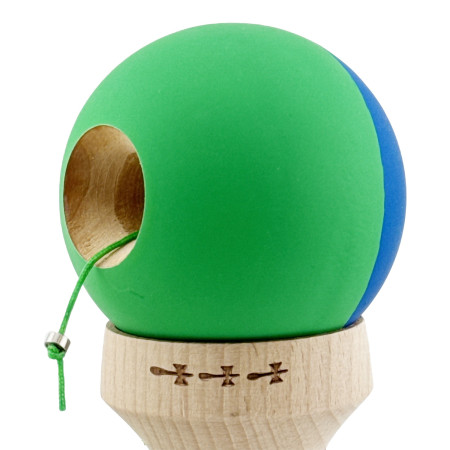 Kendama X Originala, Profesionala, Cyrax, Rubber Grip, Cupe Mari KING SIZE V3, Gaura in Baza, Rulment Metalic, din lemn 18 cm, Ata 62/65 cm, Bicolor Albastru/Verde