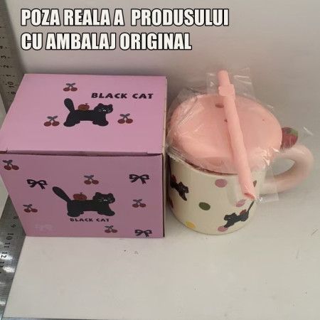 Cana din Ceramica cu Capac si Pai, Cyrax, Capacul si Paiul din Silicon Roz, 9x8.5 cm, Model Cute B, Capacitate 380ml