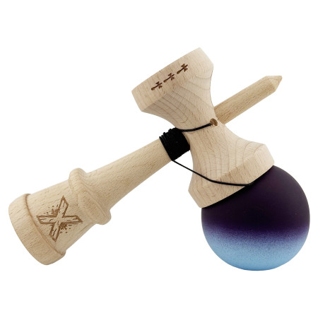 Kendama X Originala, Profesionala, Cyrax, Cupe Mari KING SIZE V3, Rubber Grip, Gaura in Baza, Rulment Metalic, din lemn 18 cm, Ata 62/65 cm, Gradient Negru/Albastru deschis