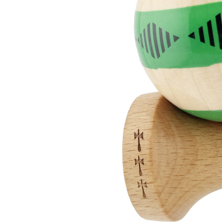 Kendama X FREQUENCY Originala, Profesionala, Cyrax, Big Cups V2, Super Sticky cu Cupe Mari, Rulment Metalic, din lemn 18 cm, Ata 55 cm, Verde/Maro