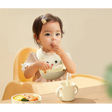 Set 2 Piese Hranire Bebelusi si Copii, Cyrax, Cana cu Capac si Pai, din Silicon, fara BPA, de la 12 Luni, Model Pisicuta, 12 x 9.5 x 11 cm, Bej