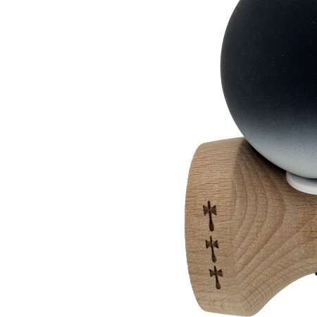 Kendama X Originala, Profesionala, Cyrax, Cupe Mari KING SIZE V3, Rubber Grip, Gaura in Baza, Rulment Metalic, din lemn 18 cm, Ata 62/65 cm, Gradient Negru/Alb