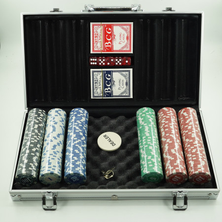 Set de Poker Complex cu 300 de jetoane Cyrax, Include 2 seturi de carti, 5 zaruri, Echipat cu servieta de aluminiu cu dimensiunile 39x7x27 cm
